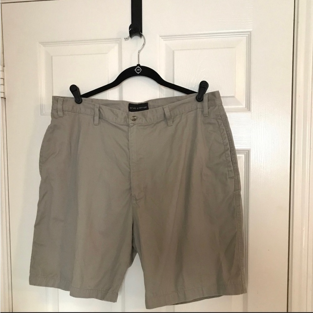 Men’s tan shorts